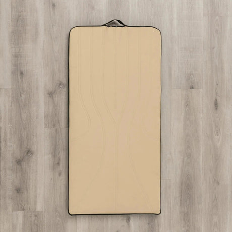 Hegren High Density Pilates-Matte in Beige, Draufsicht auf Holzboden mit Tragegriff am Kopfende