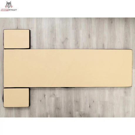 Hegren High Density Pilates-Matte von oben mit zwei seitlich angelegten Erweiterungskissen auf Holzboden