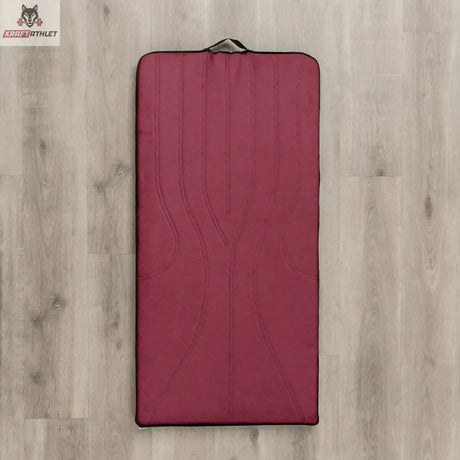 Hegren High Density Pilates-Matte in Puce (Weinrot), Draufsicht auf hellem Holzboden mit Tragegriff