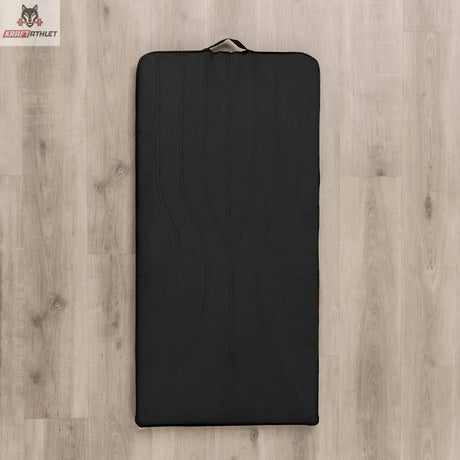 Hegren High Density Pilates-Matte in Schwarz, Draufsicht auf Holzboden mit Tragegriff am Kopfende