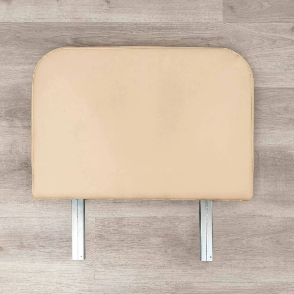 Hegren Jumpboard LEGATO in Beige auf Holzboden, Draufsicht