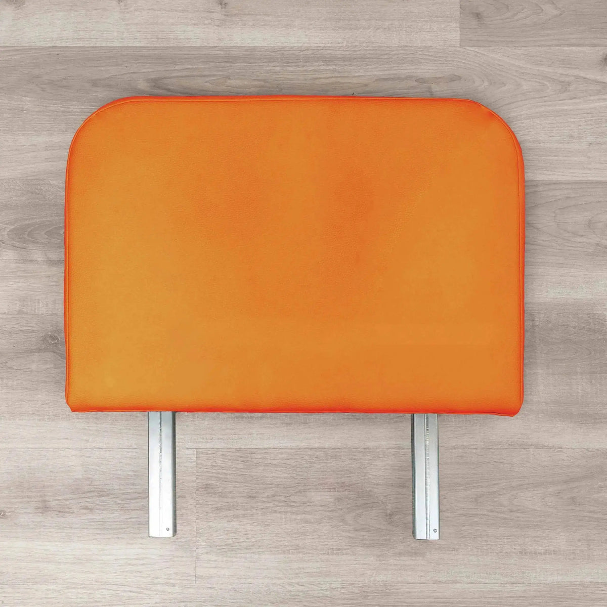Hegren Jumpboard LEGATO in Orange auf Holzboden, Draufsicht