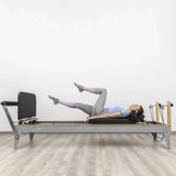 Hegren Jumpboard LEGATO am Reformer, Frau in Rückenlage beim Springen