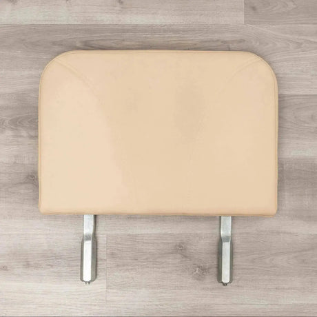Hegren Jumpboard TALMA in Beige mit Halterungen auf Holzboden, Draufsicht