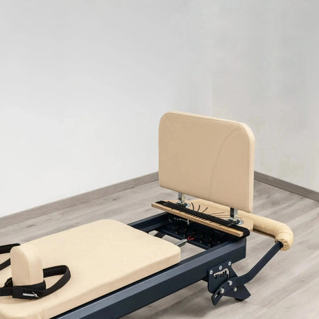 Hegren Jumpboard TALMA am Reformer montiert, Schrägansicht mit beigem Polster