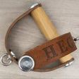 Hegren Leder-Holz-Griffe, Nahaufnahme des braunen Lederbands mit Prägung und Buchenholzstab