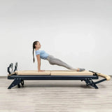 Hegren Mat Converter TALMA auf dem Reformer, Frau im umgekehrten Stütz