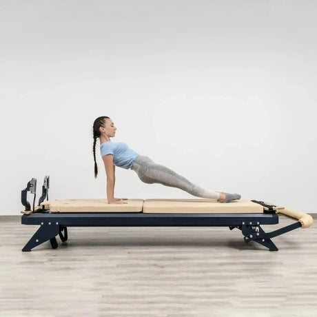 Hegren Mat Converter TALMA auf dem Reformer, Frau im umgekehrten Stütz