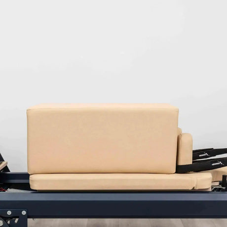 Hegren Pilates Box Modern in Beige auf dem Reformer, Nahaufnahme der Polsterung