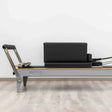 Hegren Pilates Box Modern auf dem Reformer in Seitenansicht, schwarze Polsterung