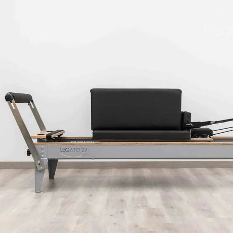 Hegren Pilates Box Modern auf dem Reformer in Seitenansicht, schwarze Polsterung