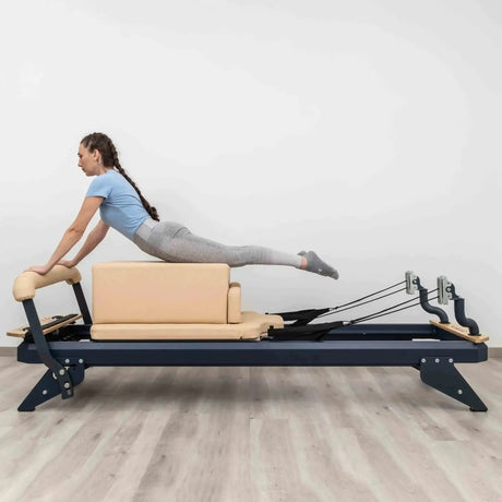 Hegren Pilates Box Modern in Beige, Frau stützt sich beim Training in Bauchlage auf