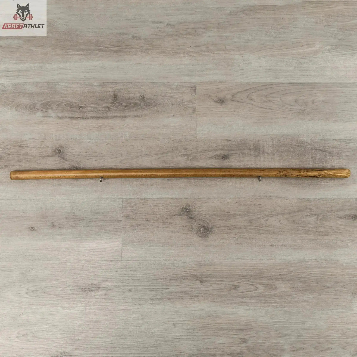 Hegren Pilates Stick 1,10 m mit Verbindungsgliedern, Draufsicht auf den Holzstab am Boden