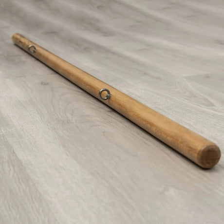 Hegren Pilates Stick 1,10 m mit Verbindungsgliedern aus Holz, Schrägansicht auf hellem Holzboden