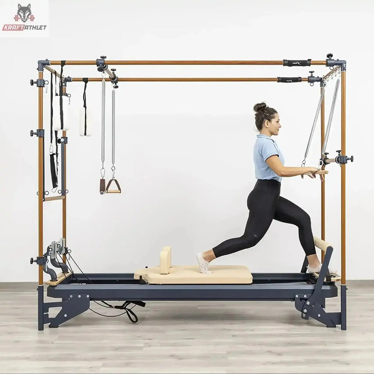 Hegren Pilates Stick 1,10 m mit Verbindungsgliedern, Ausfallschritt-Übung am Cadillac-Reformer