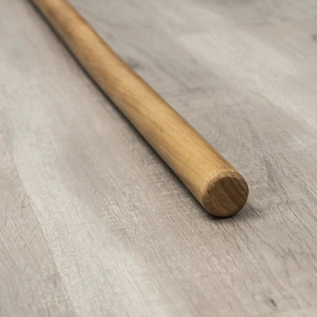 Hegren Pilates Wooden Stick 1,10 m aus Eiche, Detail des polierten Stabendes auf Holzboden