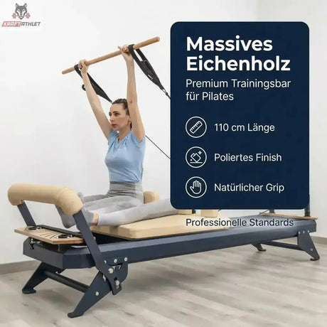 Hegren Pilates Wooden Stick 1,10 m aus Eiche, Übung am Reformer mit Stab über dem Kopf und Infotafel