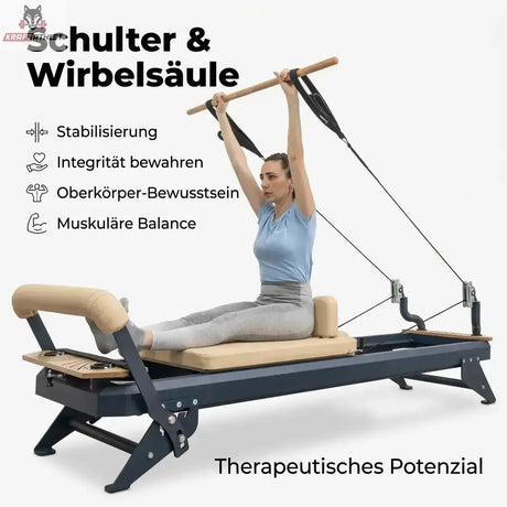 Hegren Pilates Wooden Stick 1,10 m aus Eiche, Frau am Reformer mit gestreckten Armen und Textfeld