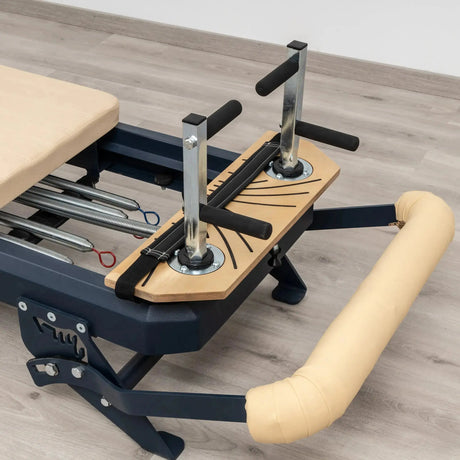 Hegren Plank Grips TALMA Reformer-Griffe am Reformer montiert, Schrägansicht auf Holzplatte und Schulterpolster