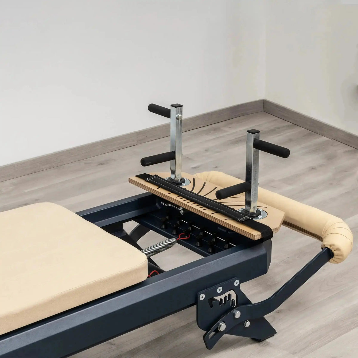 Hegren Plank Grips TALMA Reformer-Griffe am Reformer montiert, Seitenansicht im hellen Studio