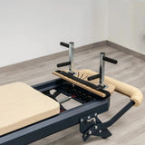 Hegren Plank Grips TALMA Reformer-Griffe am Reformer montiert, Seitenansicht im hellen Studio