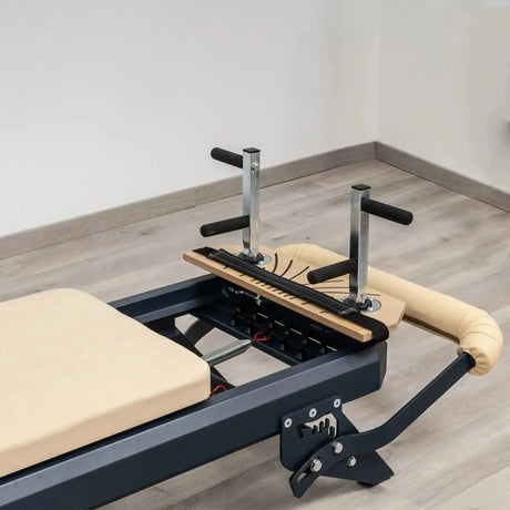 Hegren Plank Grips TALMA Reformer-Griffe am Reformer montiert, Seitenansicht im hellen Studio