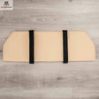 Hegren Platform Pad TALMA Reformer-Auflage, Draufsicht in Beige mit Fixiergurten auf Holzboden