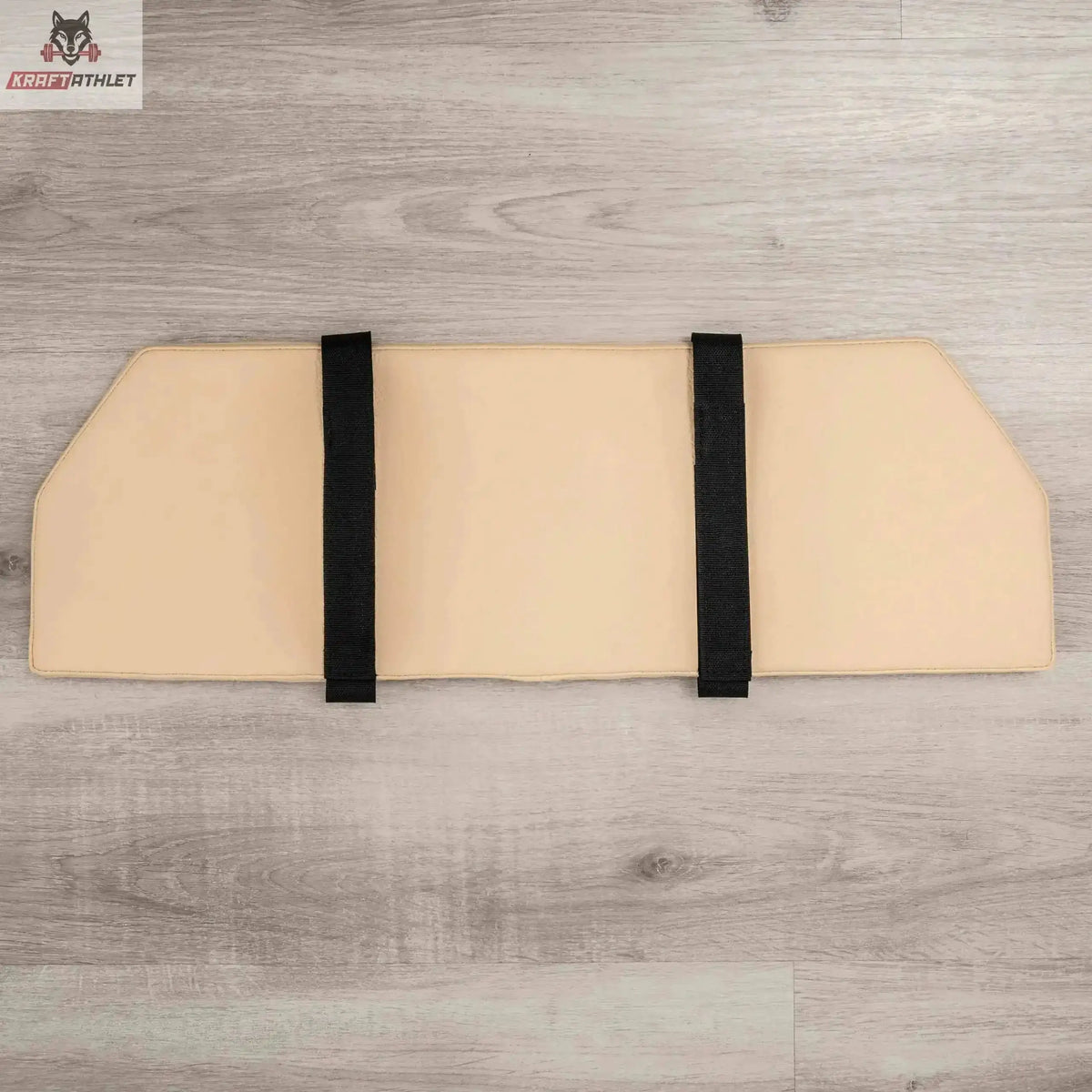 Hegren Platform Pad TALMA Reformer-Auflage, Draufsicht in Beige mit Fixiergurten auf Holzboden