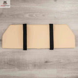 Hegren Platform Pad TALMA Reformer-Auflage, Draufsicht in Beige mit Fixiergurten auf Holzboden