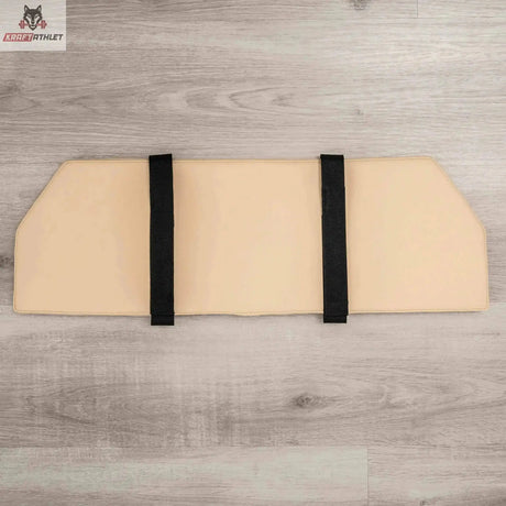 Hegren Platform Pad TALMA Reformer-Auflage, Draufsicht in Beige mit Fixiergurten auf Holzboden