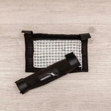Hegren Slip Resistant Grip Handles Griffüberzüge, schwarzer Überzug und Wäschenetz auf Holzboden