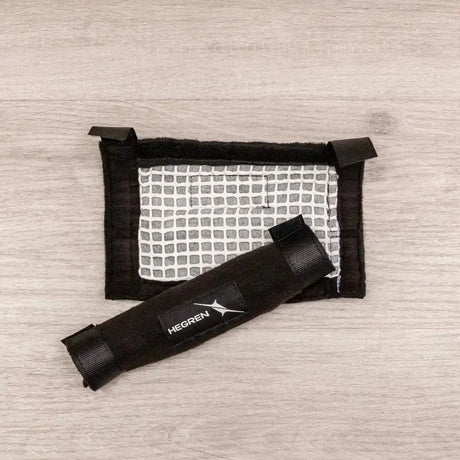 Hegren Slip Resistant Grip Handles Griffüberzüge, schwarzer Überzug und Wäschenetz auf Holzboden