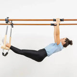 Hegren Slip Resistant Grip Handles Griffüberzüge im Einsatz, Frau hängend an der Stange, Seitenansicht