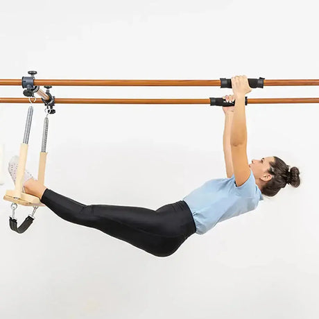 Hegren Slip Resistant Grip Handles Griffüberzüge im Einsatz, Frau hängend an der Stange, Seitenansicht