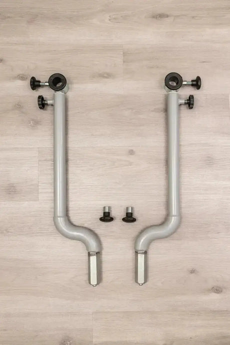 Hegren Stability Bar Wall Stand Wandhalter: zwei einzelne Stability Bars mit Stellschrauben liegend auf Holzboden