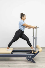 Hegren Stability Bar Wall Stand Wandhalter: Stability Bar am Reformer, Trainierende im Ausfallschritt mit beiden Händen am Griff