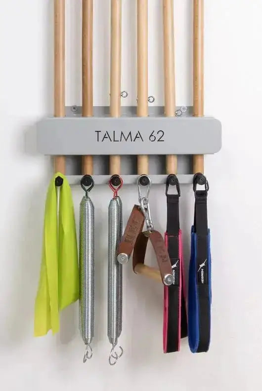 Hegren Stick Stand Wandhalter, Nahaufnahme mit Holzstäben, Federn und Schlaufen an den sechs Haken