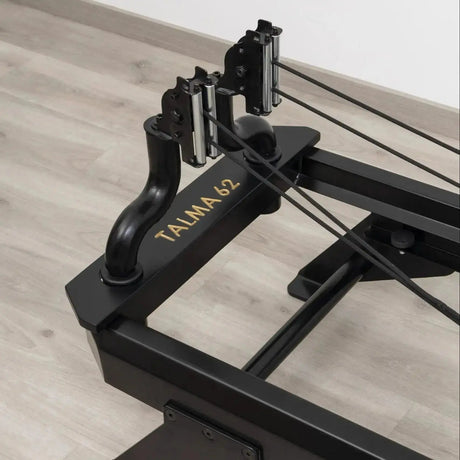 Hegren TALMA 62 Black Elegance Reformer im Detail: schwarze Fußstange mit Gravur, Schrägansicht