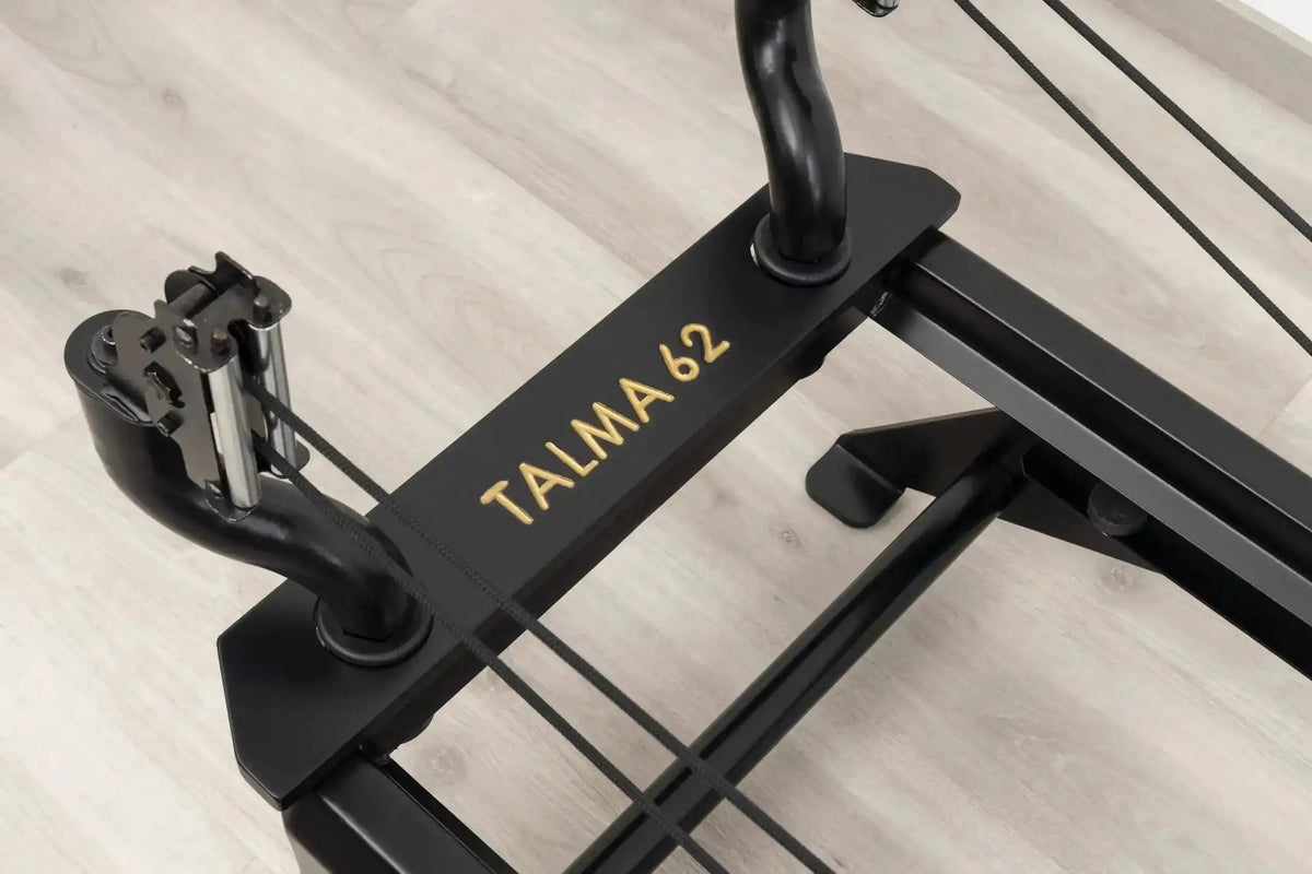 Hegren TALMA 62 Black Elegance Reformer im Detail: Fußstange mit goldener TALMA 62 Gravur
