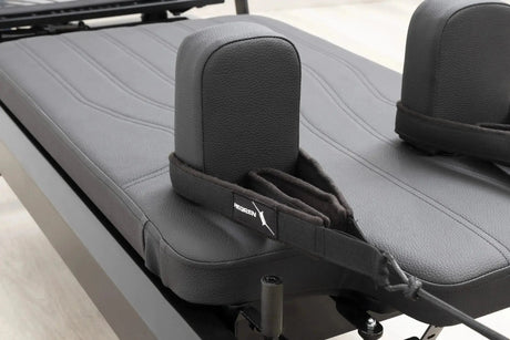 Hegren TALMA 62 Black Elegance Reformer im Detail: Schulterstützen und schwarze Polsterung