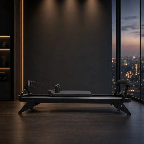 Hegren TALMA 62 Black Elegance Reformer in dunklem Studio vor Fensterfront bei Nacht