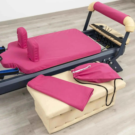 Hegren TALMA 62 Covers Collection Bezugset in Magenta auf Reformer, Detail von Polster und Beutel