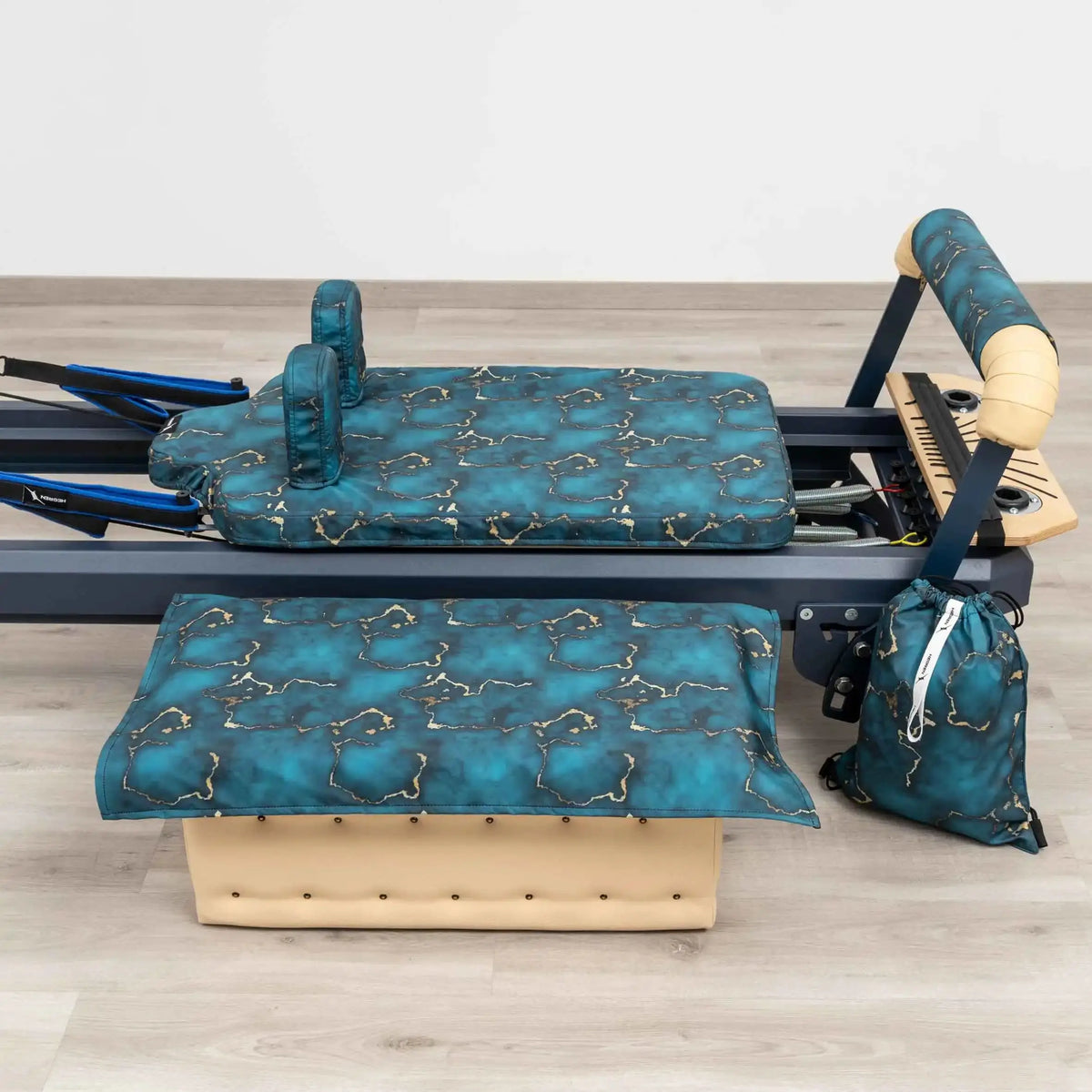 Hegren TALMA 62 Covers Collection Bezugset in Petrol-Muster auf Reformer mit Box und Transportbeutel