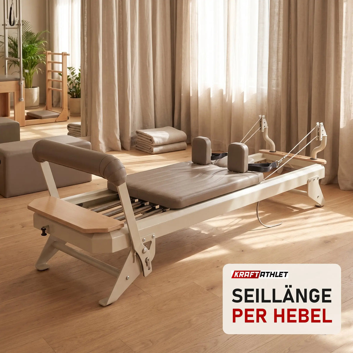 Hegren TALMA 62 Reformer mit Box und Jumpboard in einem hellen Pilates-Studio mit Holz und Leinen