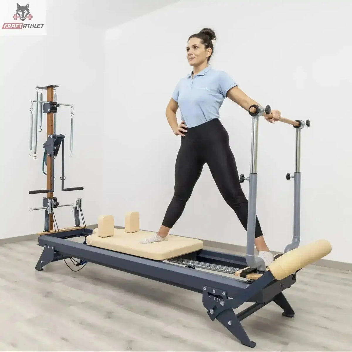 Hegren TALMA 62 Reformer mit Box und Jumpboard mit Tower-Aufbau, Frau steht beim Training auf der Plattform