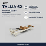 Hegren TALMA 62 Reformer mit Box und Jumpboard als Übersicht mit Stahlrahmen, Fünf-Feder-System und Seilen auf grauem Hintergrund