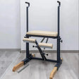 Hegren TALMA 62CH Pilates Chair – Schrägansicht mit Pedalen, Griffen und Holzkufen im Studio