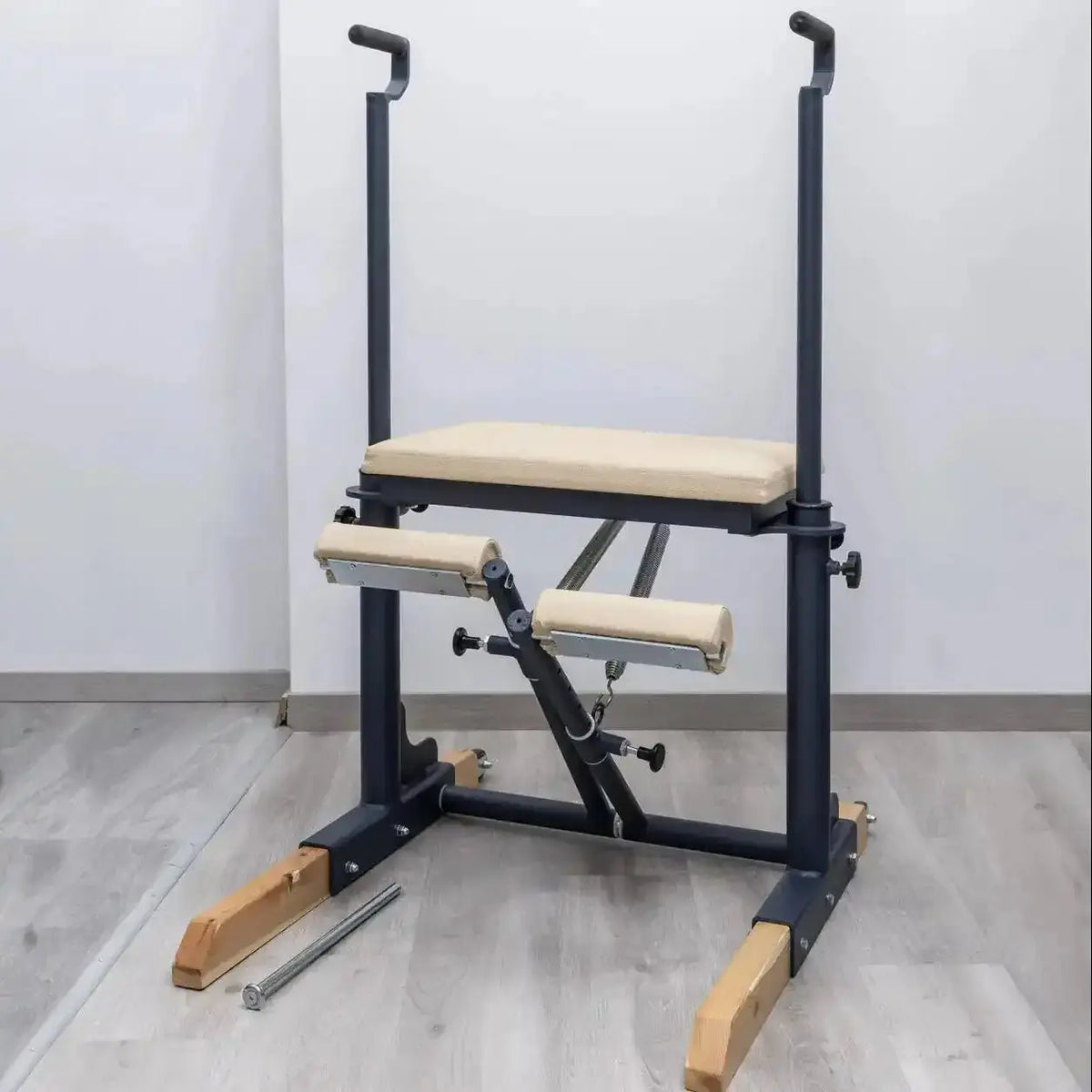Hegren TALMA 62CH Pilates Chair – Schrägansicht mit Pedalen, Griffen und Holzkufen im Studio