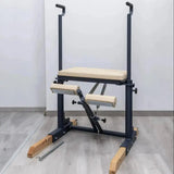 Hegren TALMA 62CH Pilates Chair – Schrägansicht mit Pedalen, Griffen und Holzkufen im Studio