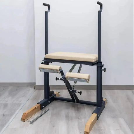 Hegren TALMA 62CH Pilates Chair – Schrägansicht mit Pedalen, Griffen und Holzkufen im Studio